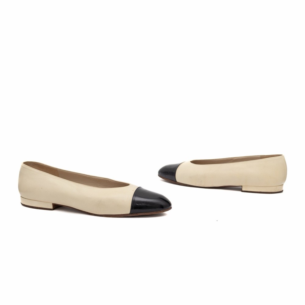Vintage Chanel Beige/Black Leather Ballet Cap Toe Flats Size 36 US 6