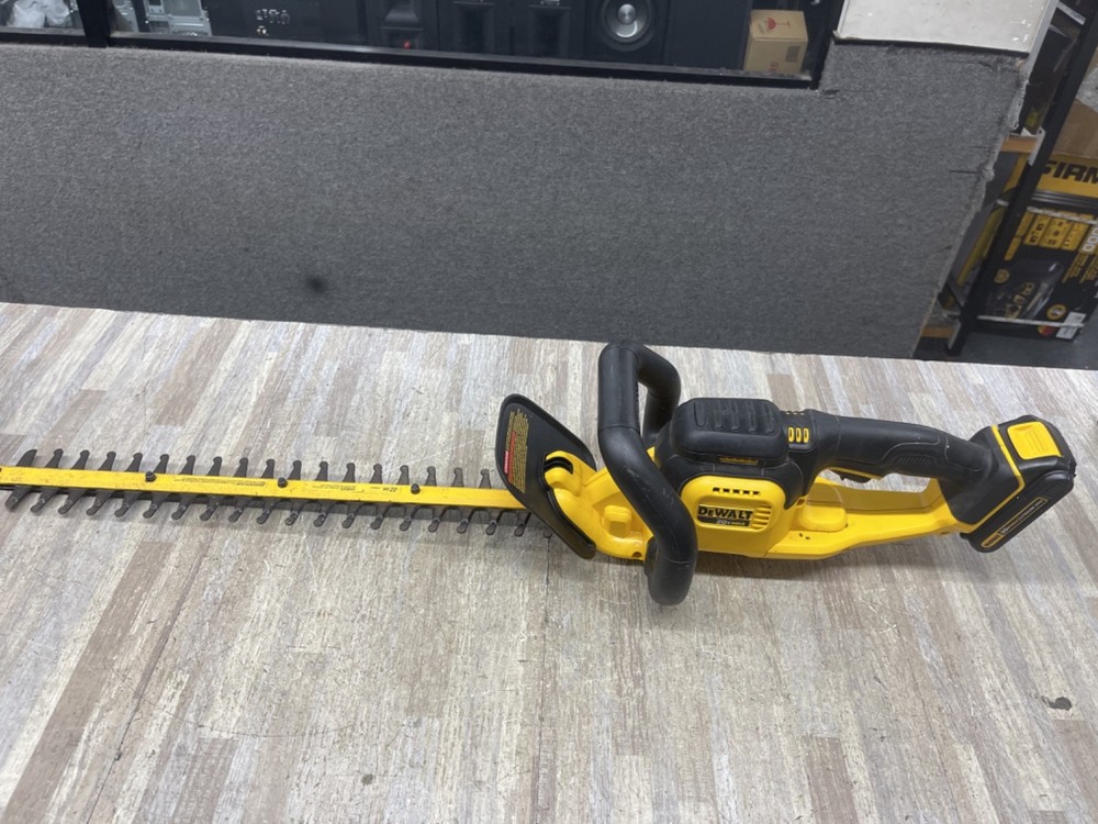 DEWALT DCHT820P1 20V MAX Lithium Ion Hedge Trimmer Kit (5 Ah)
