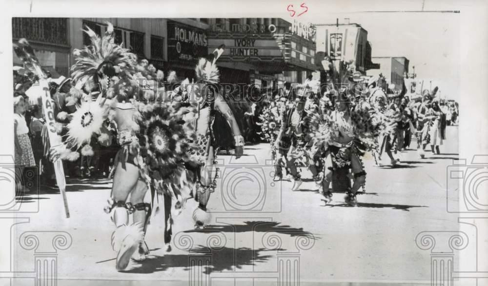 1952 Press Photo Taos Indians dance in a parade in Gallup, NM - lry16924