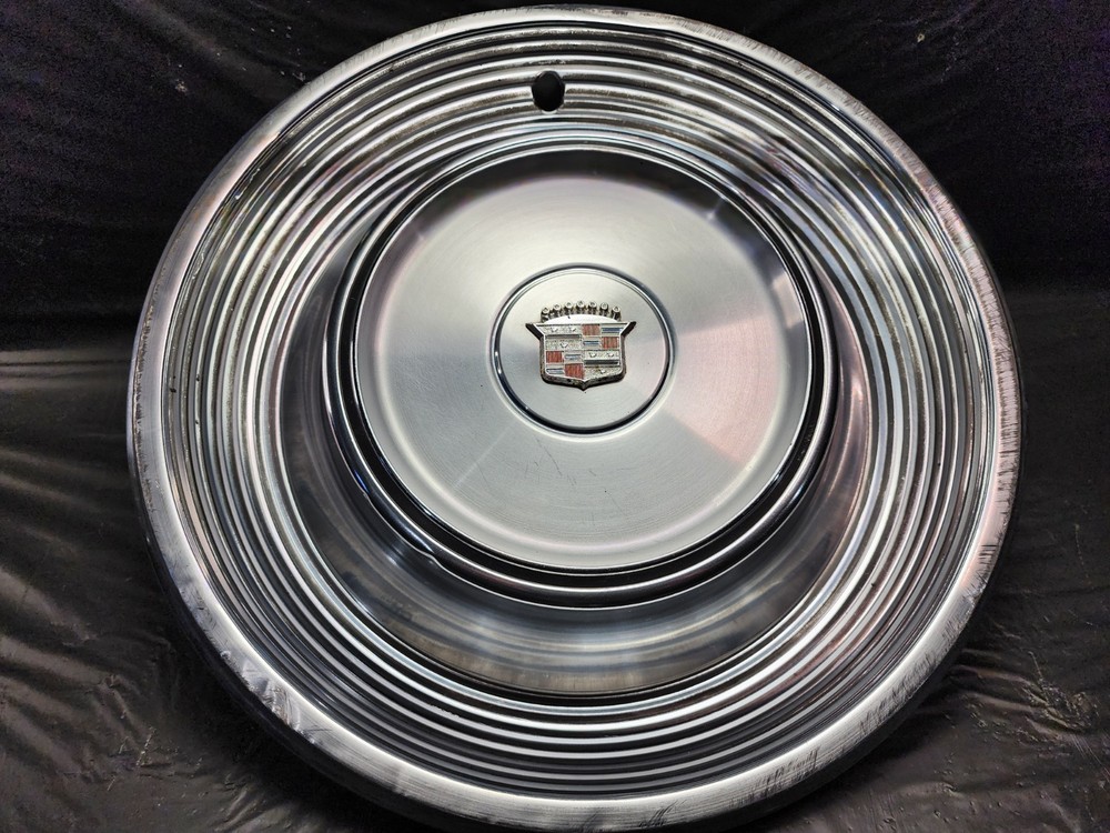 1968 (1) Original CADILLAC DeVille Fleetwood Wheel Cover Hubcap OEM 60s Green OE