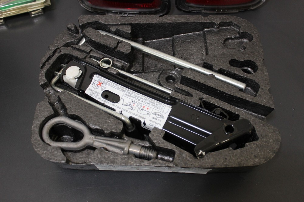 02-15 R50 R52 R53 R56 MINI COOPER SPARE TIRE JACK LUG TOOL KIT FOAM TRAY