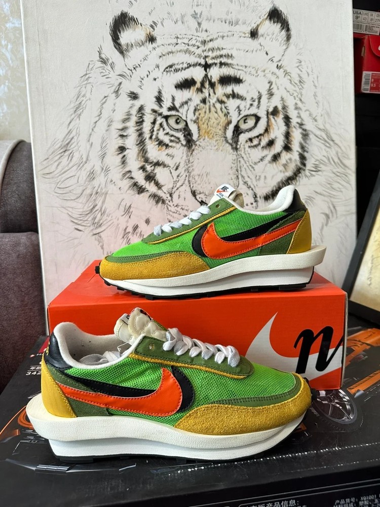 Size 9 - sacai x Nike LDWaffle Green Gusto