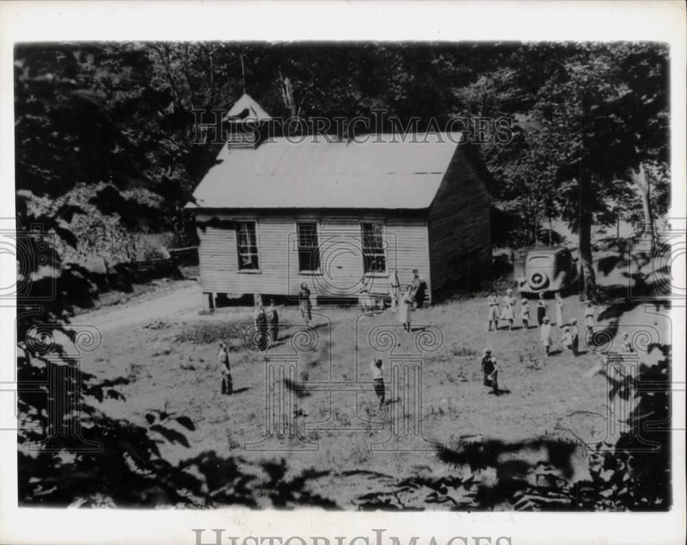 1945 Press Photo Kids outside a 