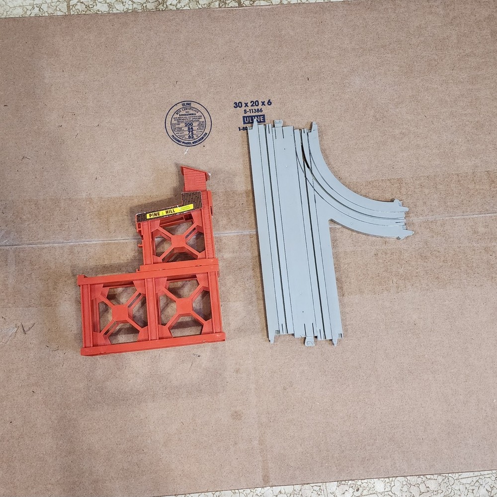 Tyco Us-1 Electric Trucking ELEVATED LOG LOADER With Turnout Track And Logs