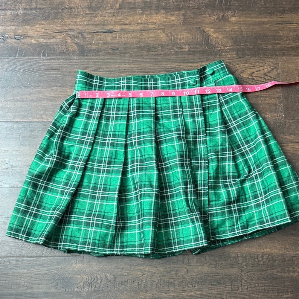 Warner Bros Green Plaid Mini Skirt - Stylish & Playful
