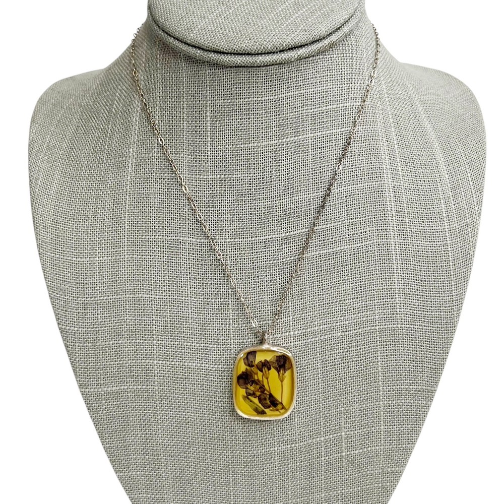 Collar de cadena colgante rectangular de resina amarilla flores prensadas Shari Dixon