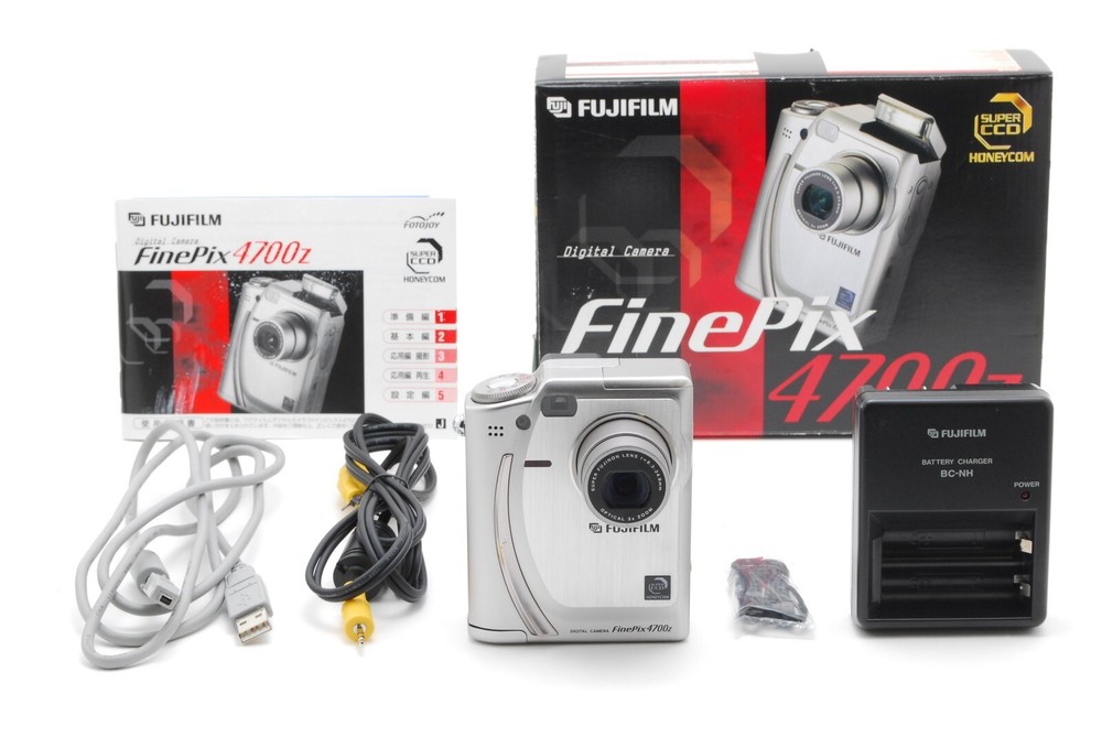 NEAR MINT Fujifilm FinePix 4700z Silver Digital Camera w Box Japan