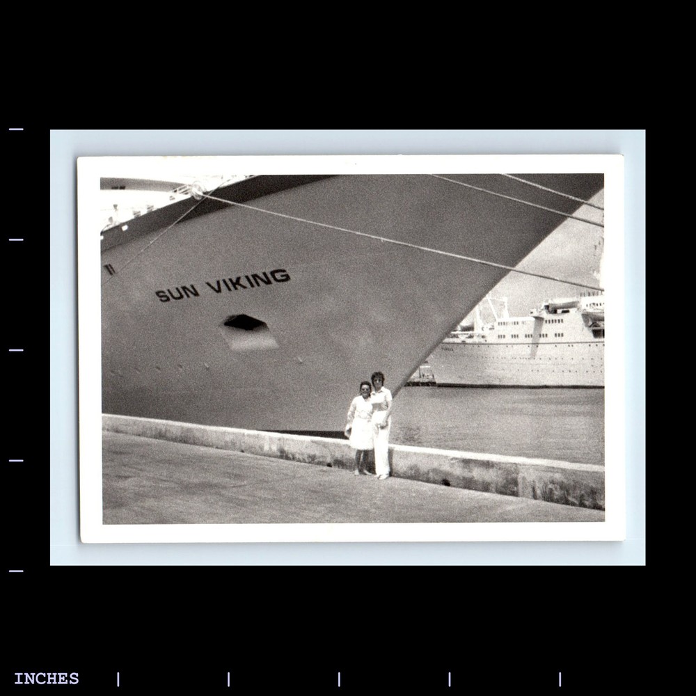 Old Vintage Snapshot Photo WOMEN MV SUN VIKING ROYAL CARRIBEAN CRUISE SHIP 1970S