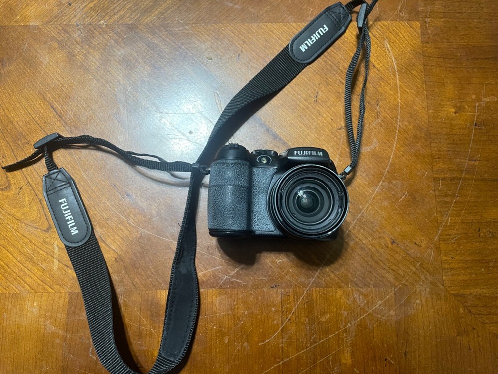 Fujifilm FinePix S1500 10MP Digital Camera Black with Broken Screen