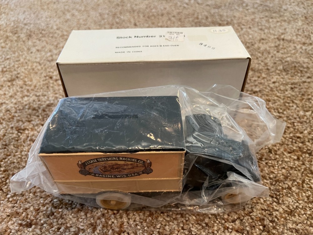 ERTL 1926 Mack Bulldog JJ Case Threshing Machine Co Die Cast