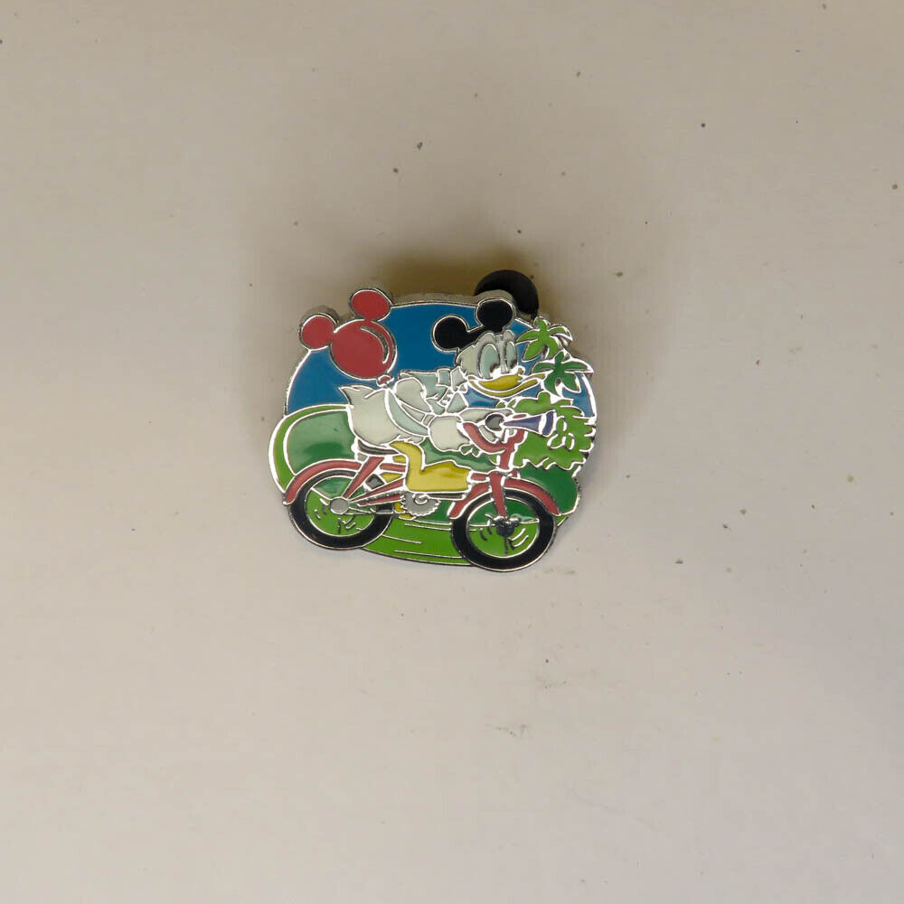 Disney  Cast Lanyard    Recreation Donald Biking Pin