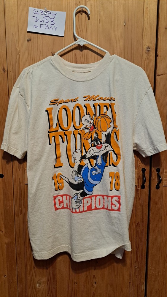 Looney Tunes Sylvester & Tweety Bird Basketball Graphic Tee (Men's Medium)
