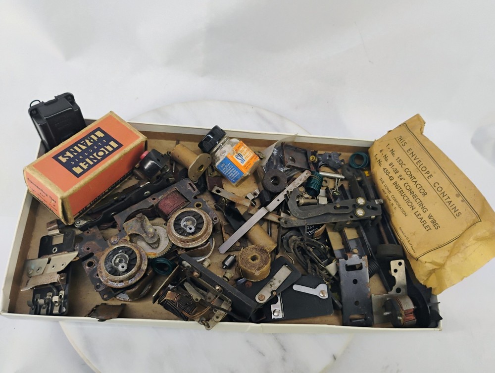 Large Vintage Lionel Model Train Parts And Accessories LOT 4