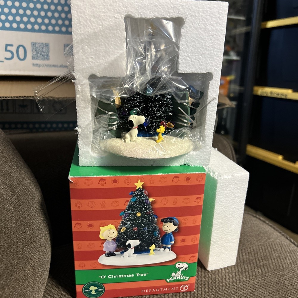 Dept 56 Peanuts Village O Christmas Tree Lucy Snoopy Charlie Brown New in Box