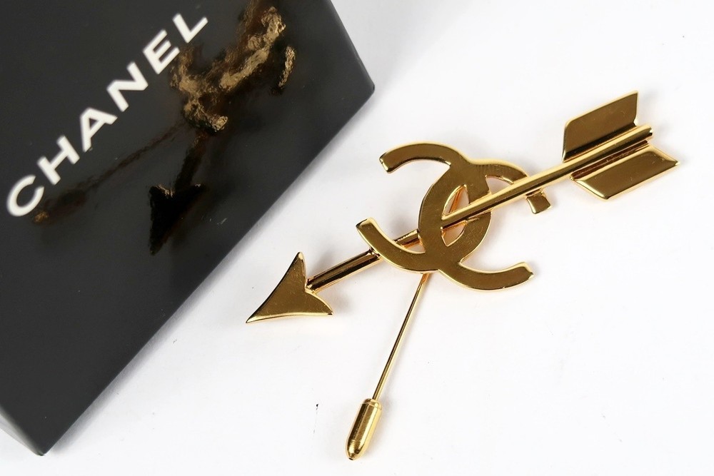 Vintage CHANEL 93P Arrow Brooch with Coco Engraving 642548