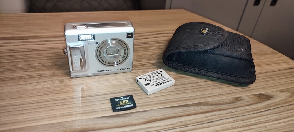 Fujifilm FinePix F440 4.1MP Digital Camera Silver Tested Working