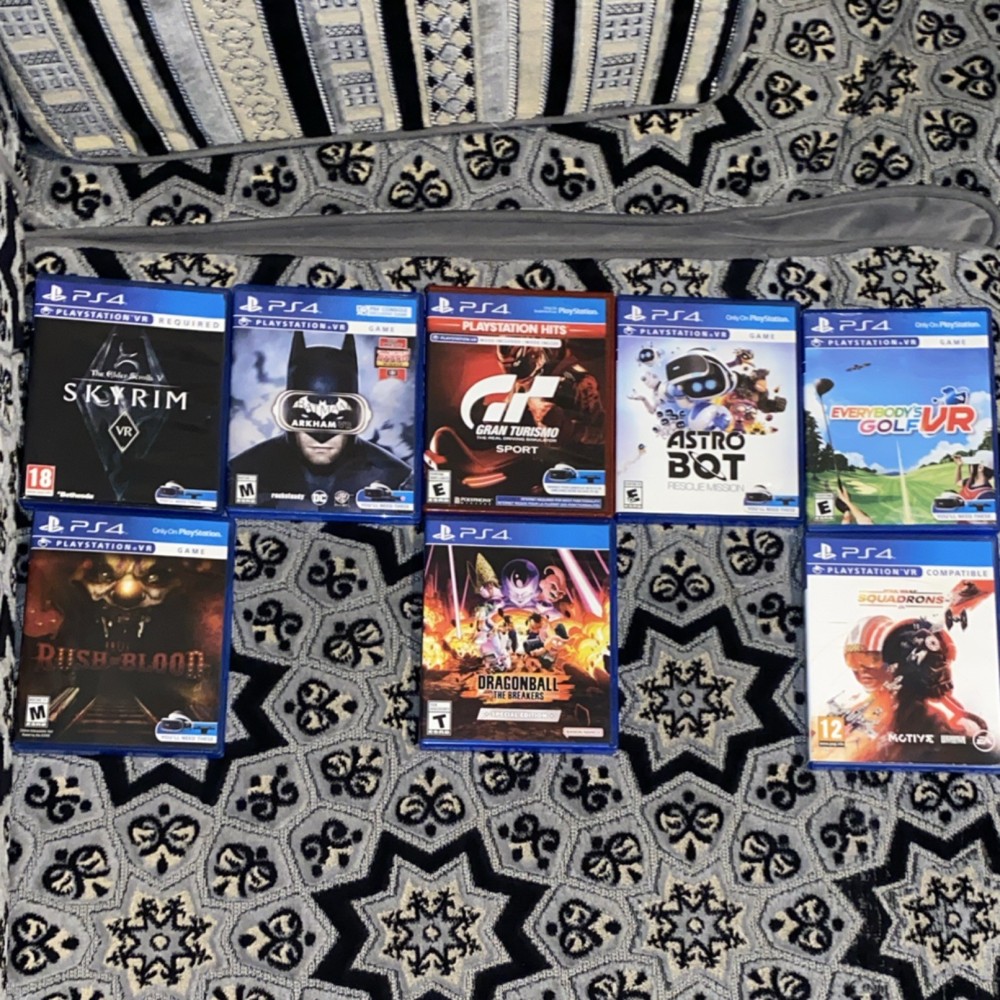 7 PSVR games and 1 PS4 game. All work for PS5 also.