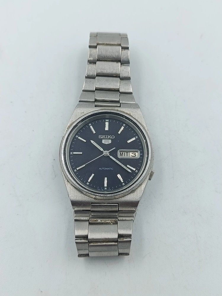 Classic Seiko 5 Automatic Watch with Stainless Steel Bracelet Classic Vintage Design
