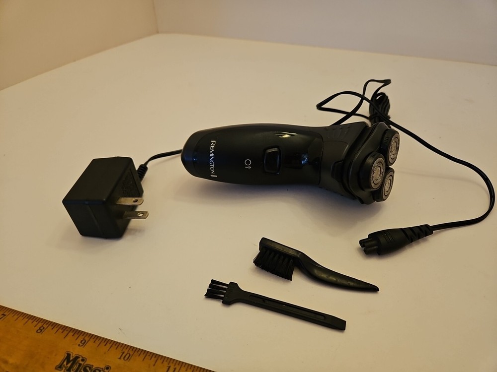 Remington R4130 Rechargeable Cordless Electric Pivot & Flex Rotary Shaver R4