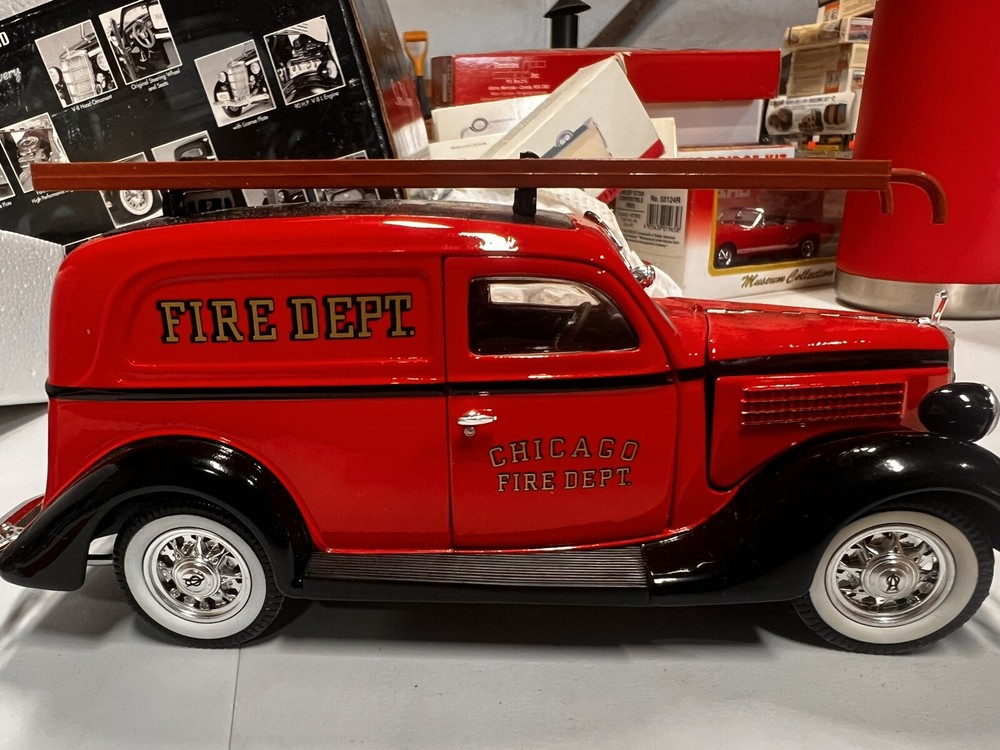 1935 FORD CHICAGO FIRE DEPARTMENT 1:24 DIECAST MODEL CAR UNIQUE REPLICAS 18517