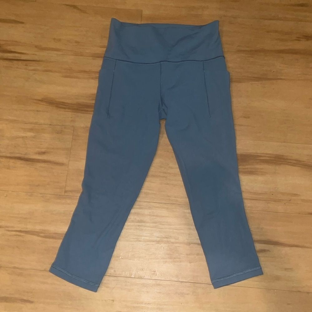 Athleta Salutation Stash Pocket II Capri in Blue Size Small