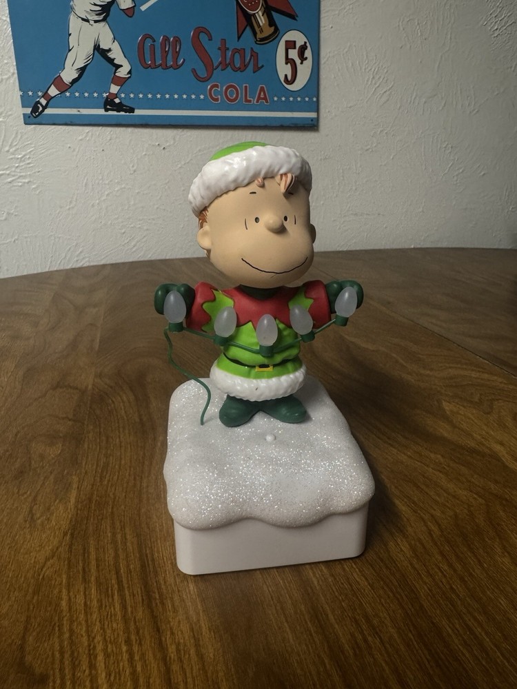 Hallmark 2015 Peanuts Charlie Brown Linus Wireless Christmas Light Show Music  