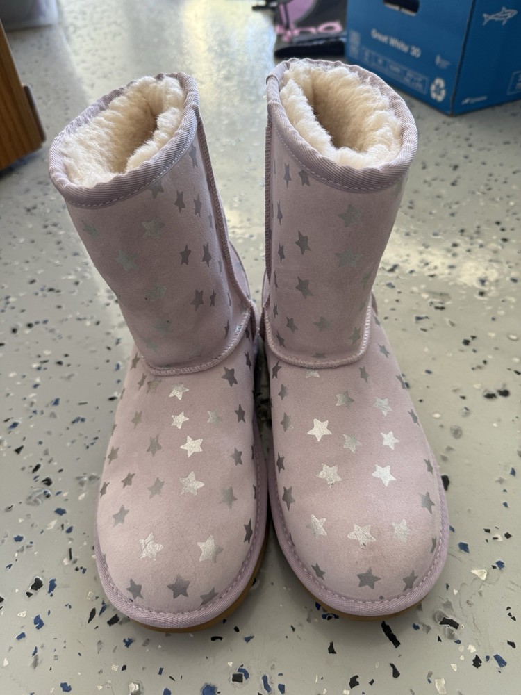 Girls Ugg Boots Shoes Uggs Kids Classic Short II Stars Lilac Size 6 US