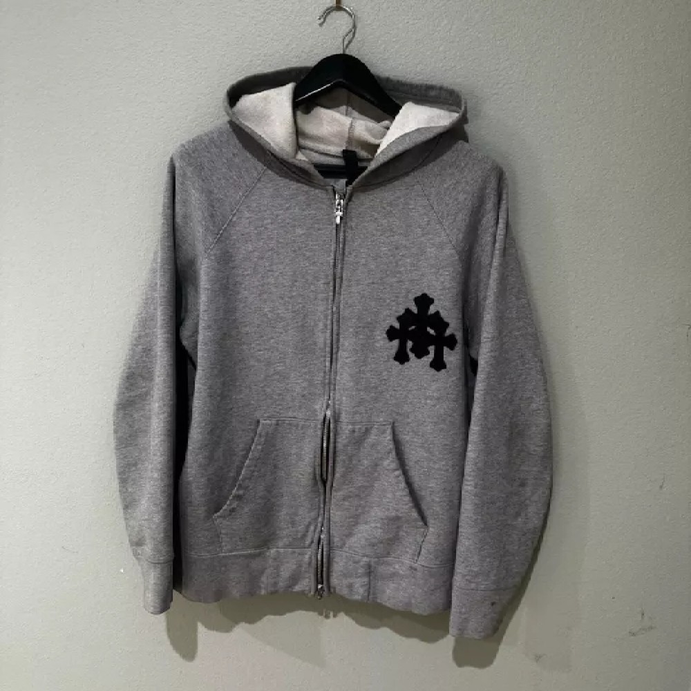 Classic Comfort: Zip-Up Hoodie for Everyday Style; Size L