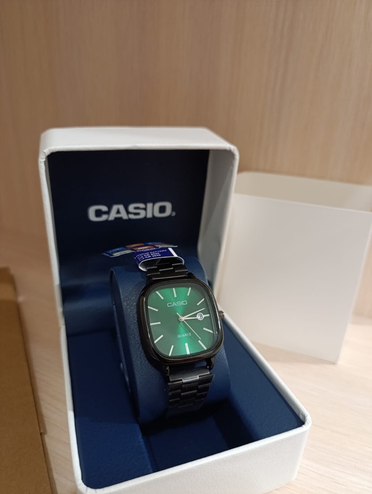 men's vintage quartz casio wristwatch