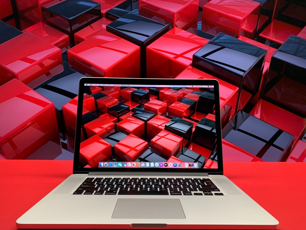 Apple MacBook Pro 15 inch RETINA 3.2GHz Turbo Quad Core i7 / 16GB RAM 512GB SSD