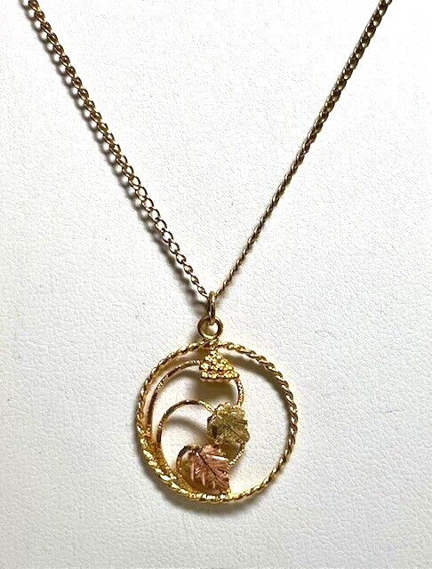 10K Black Hills Gold Leaf Round Pendant & 16