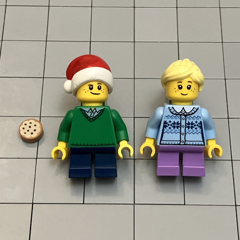 LEGO Christmas Santa Hat Mini-Figures Seasonal Set 5004934 G1 69-image