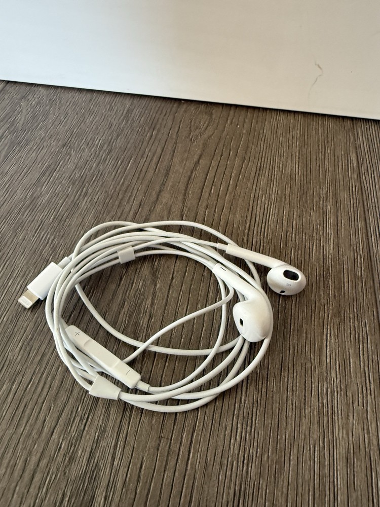 Apple Wired EarPods (Lighting Connector) Headphones Good condition