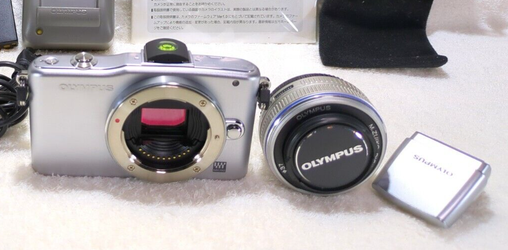 Cámara digital Olympus Pen Mini E-PM1 plateada con lente M.ZUIKO 17mm F2.8