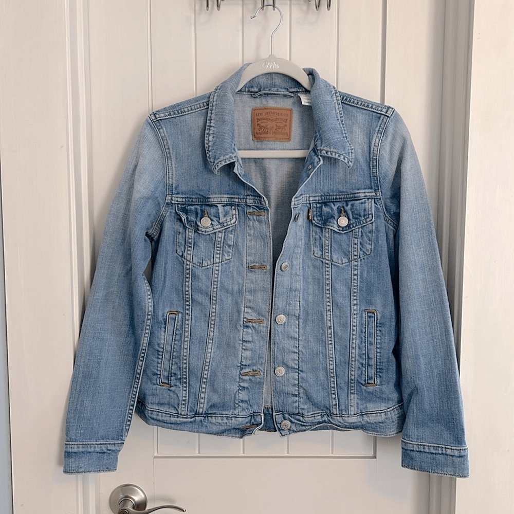 Levi’s Distressed Denim Jean Trucker Jacker Size Medium