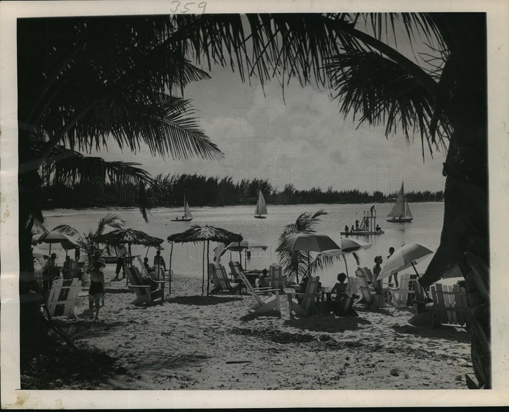 1949 Press Photo Visitors relax on Paradise Beach at Nassau, Bahamas