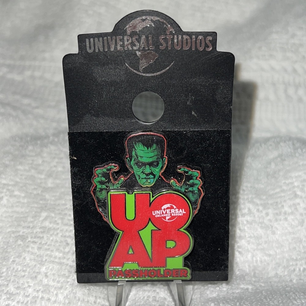 HHN Halloween Horror Nights pin annual passholder limited edition on card