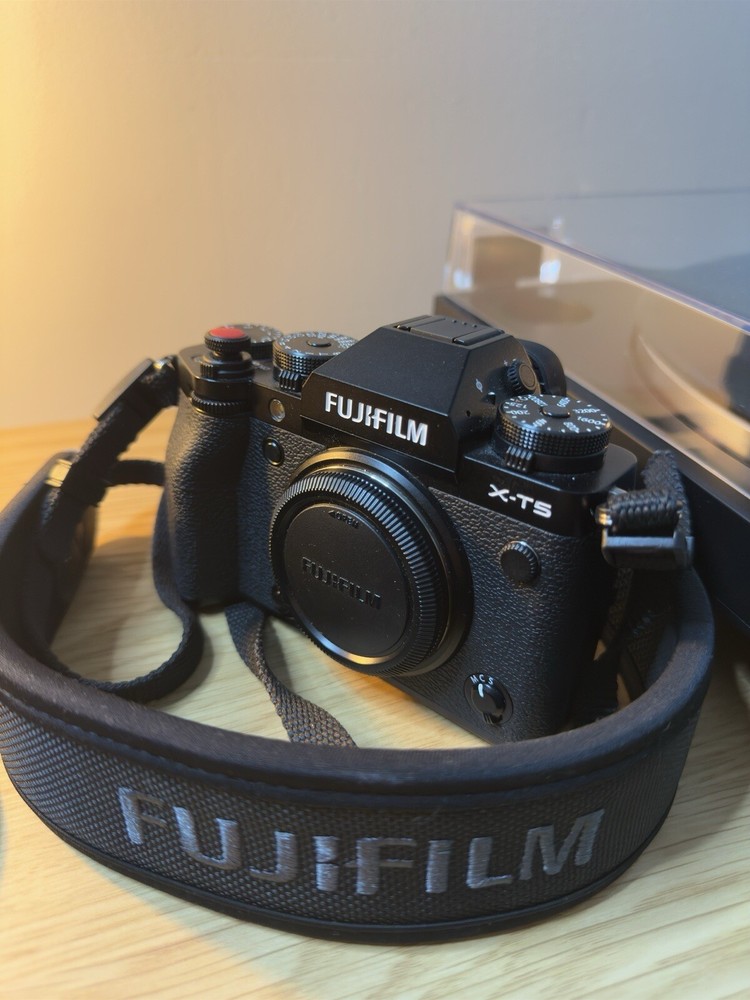 FujiFilm XT-5 Mirrorless Digital Camera With 16-80mm Lens