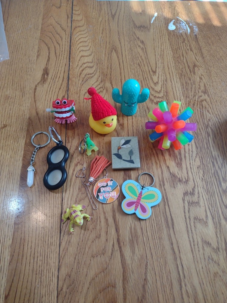 Mixed Lot Keychain, Walling Teeth, Light-Up Cactus & More GW1