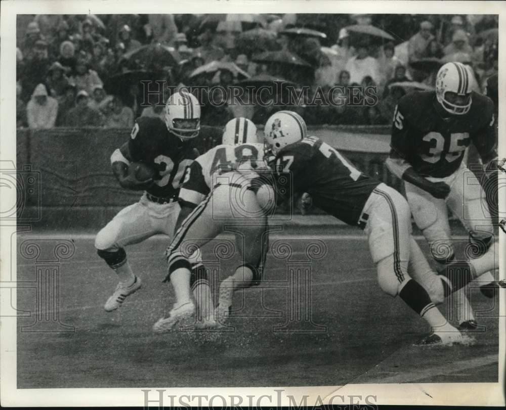 1971 Press Photo Patriots' Carl Garrett versus New York Jets - lrs16039