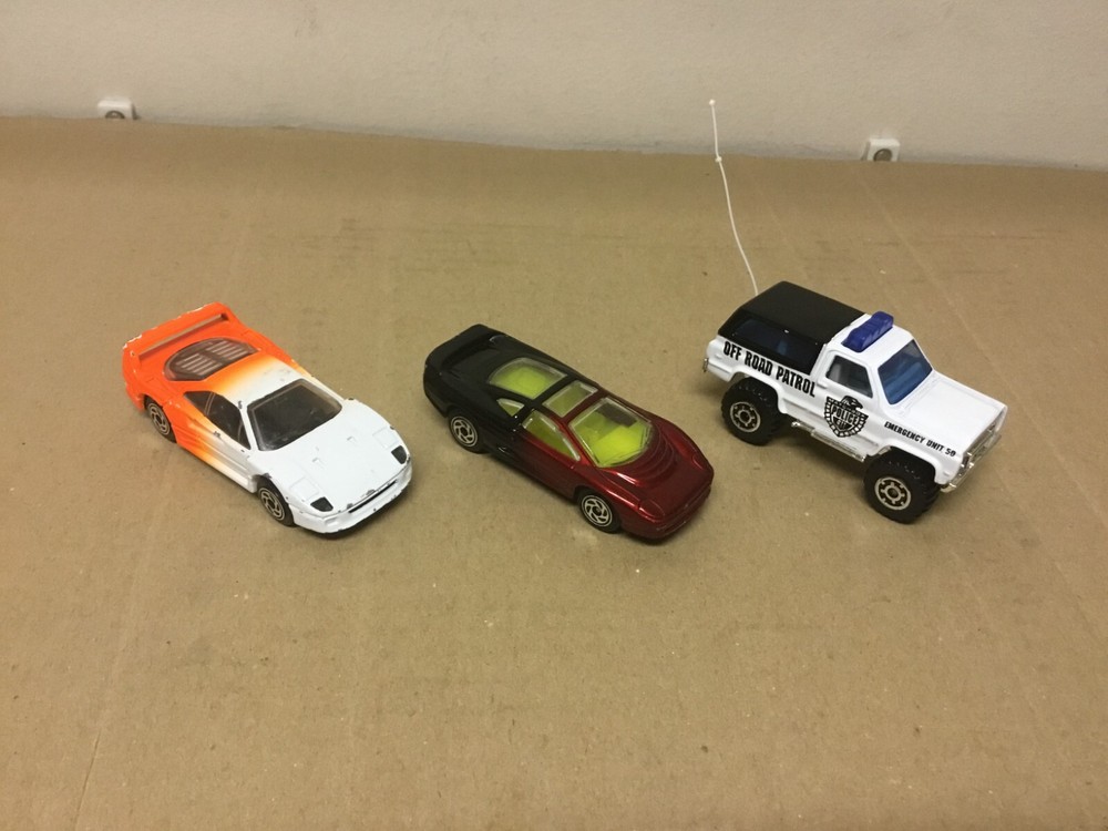 Lot of 3 - Vintage Matchbox Cars - Ferrari & Jaguar XJ220 (chipped) / Off Road