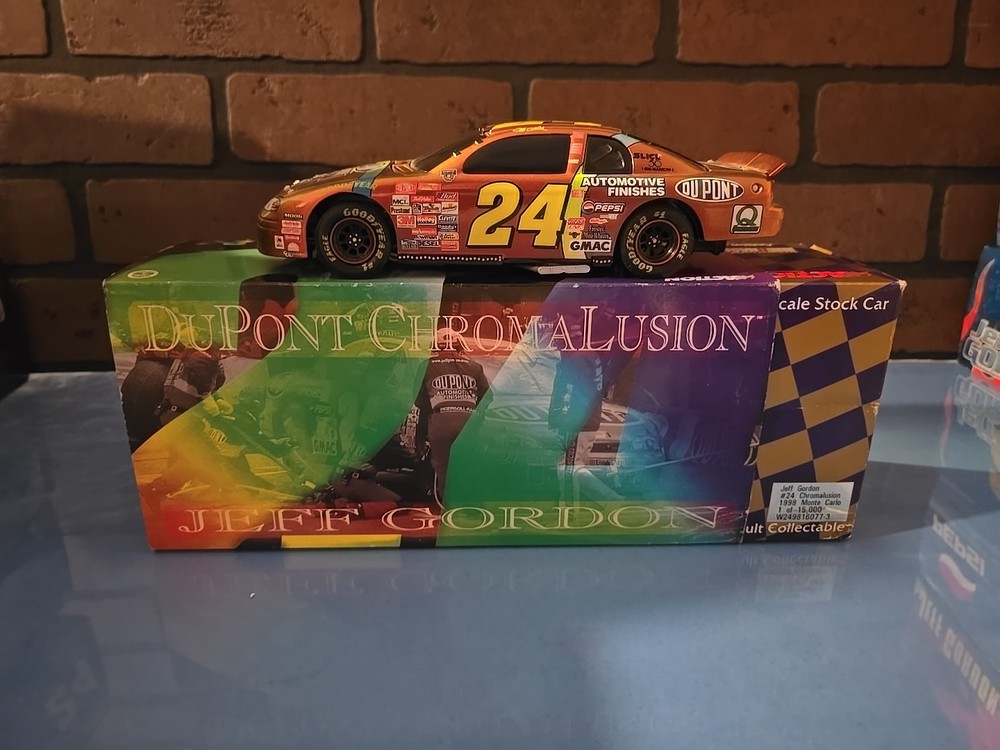 Vintage Jeff Gordon #24 Dupont Chromalusion 1998 Action 1:24 Diecast BANK