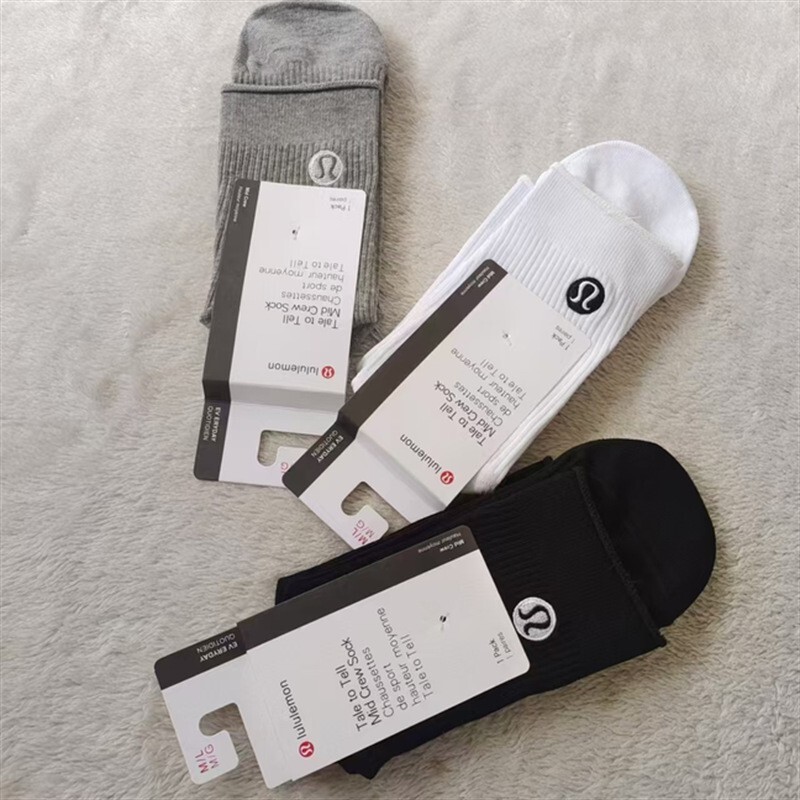 Men's and women's sports breathable medium length solid color fitness socks