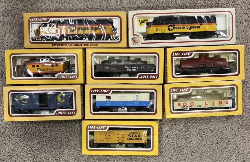 Life-Like HO Scale Assorted Chessie System Union Pacific Railroad Pieces