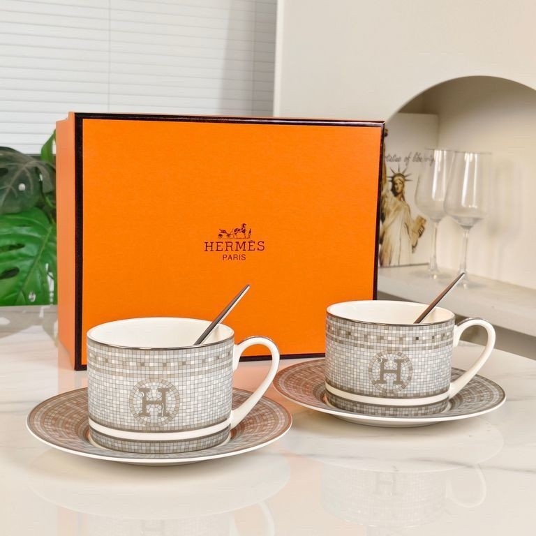 Hermès Tea Cup Set – 2 Cups, 2 Saucers & 2 Spoons – Luxury Gift Box