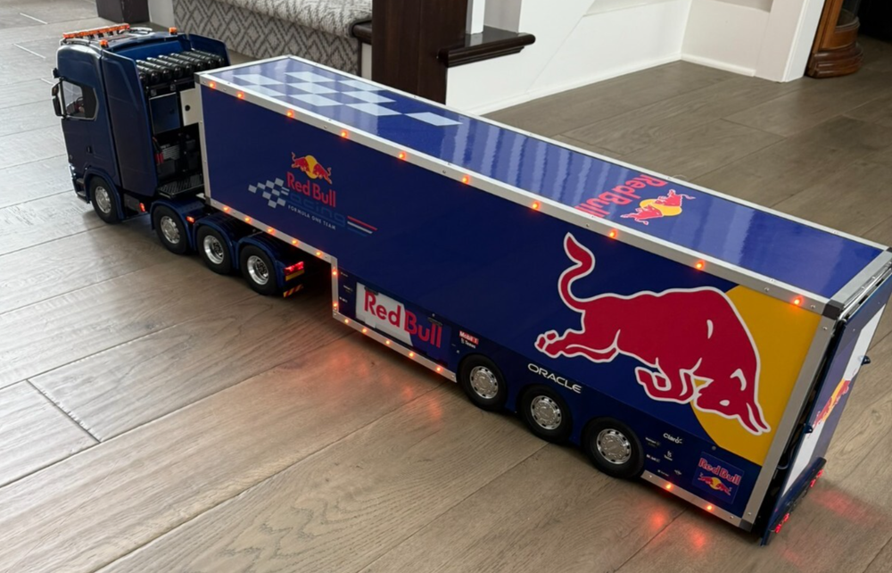 Tamiya Red Bull Racing F1 Tractor Trailer with Two F1 Cars