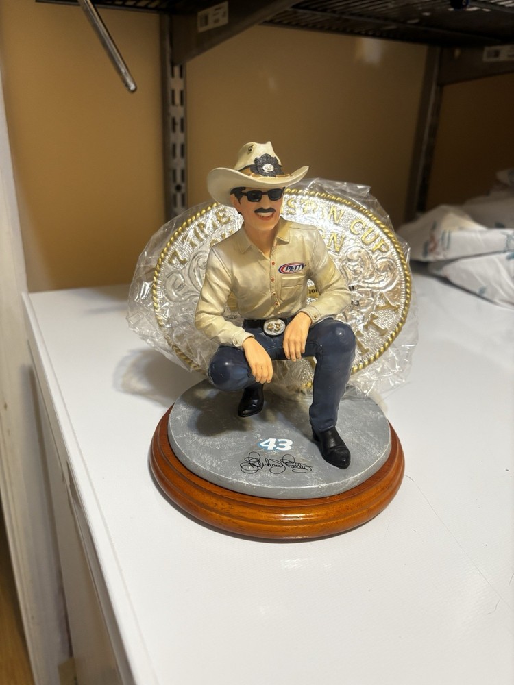 Richard Petty Figurine Kneeling With Belt Buckle Nascar - Character Collectibles
