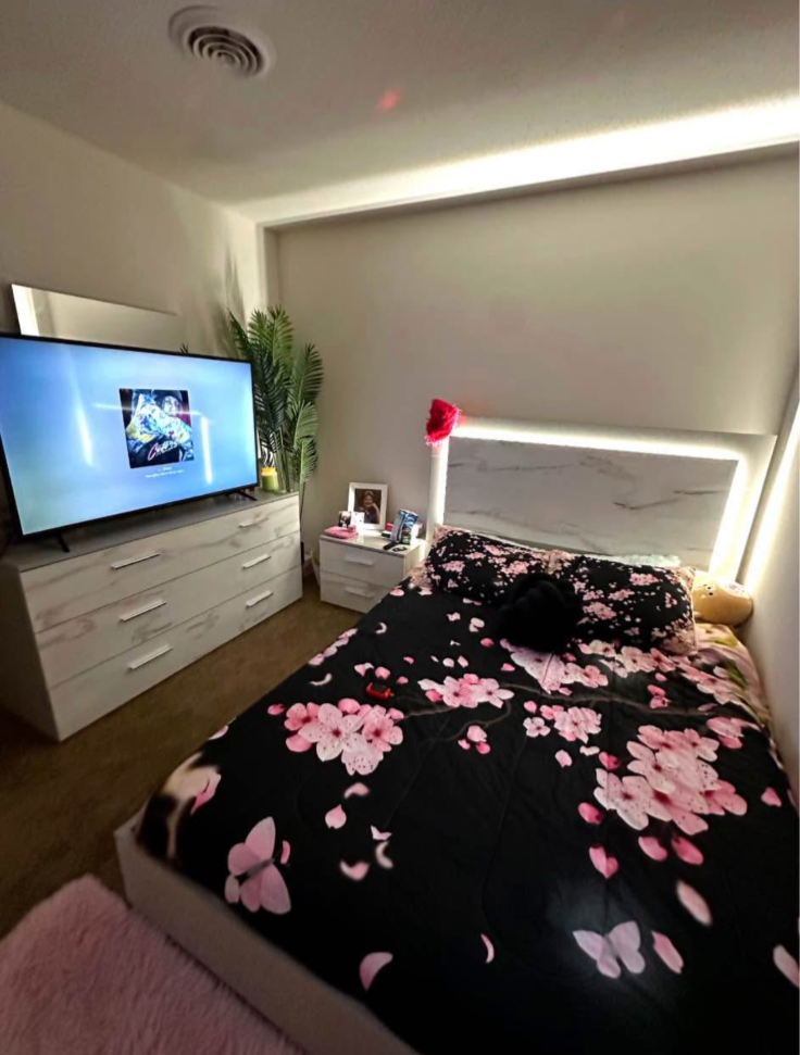 Rooms To Go Queen Bed Set with Mattress, Frame, Dresser & Nightstand