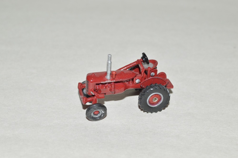 HO scale vehicle diecast ERTL Farmall International Harvester farm tractor RED