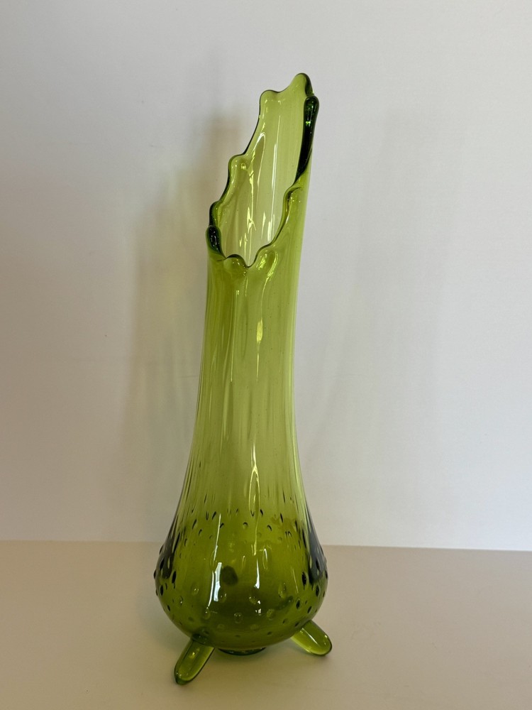 LE Smith smooth 3 Toe 9 Finger Swung Vase 11.75” Avocado Green Glass MCM Vintage